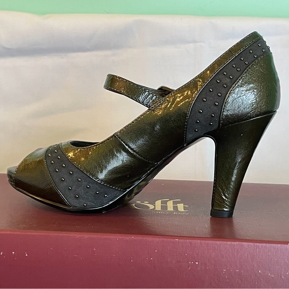 Sofft Raine Pewter Patent Pumps - Picture 2 of 13